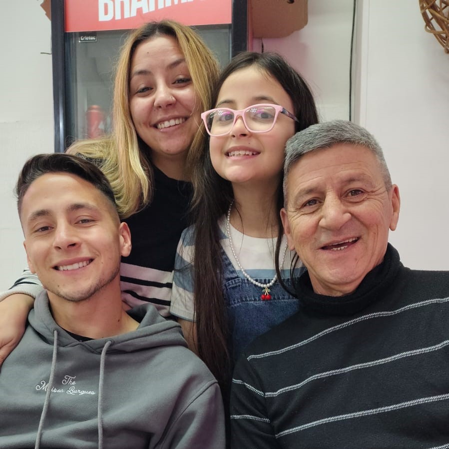 Pedro y familia en la mesa